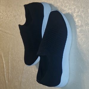 Elastic shoes super comfy great for walk and great support for the back